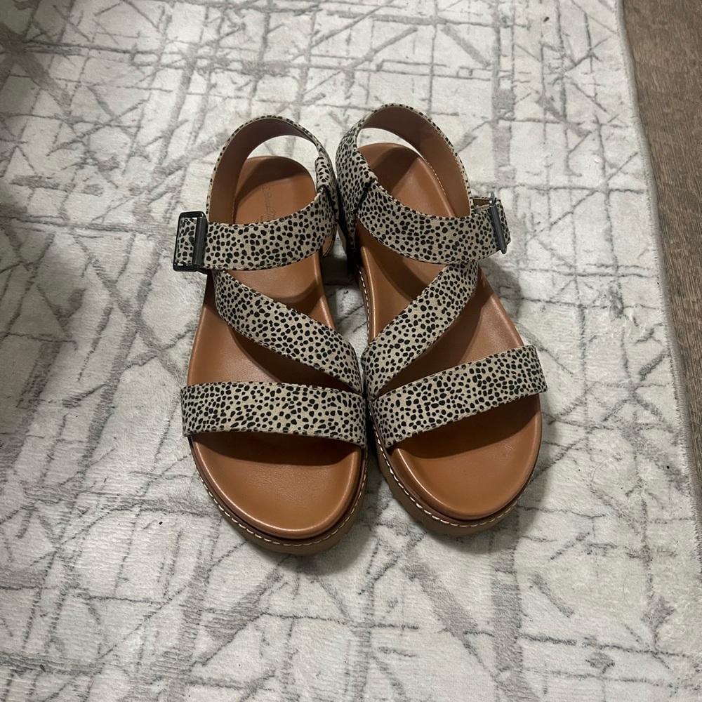 Universal Thread Black and Tan Sandals